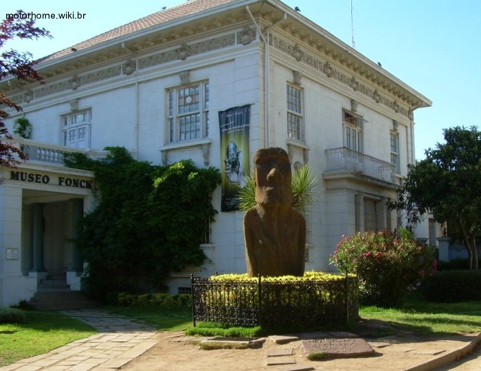 Moai na porta do Museu